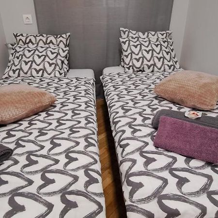 6-Pack Apartment In The Party District บูดาเปสต์ ภายนอก รูปภาพ