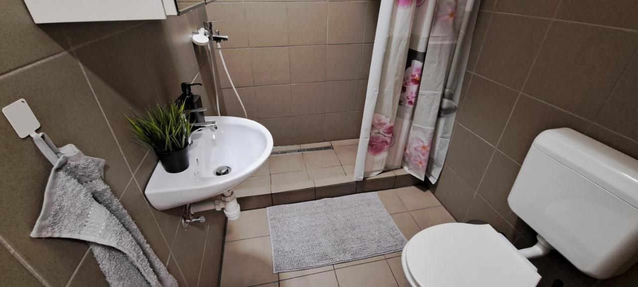 6-Pack Apartment In The Party District บูดาเปสต์ ภายนอก รูปภาพ